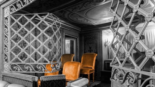 Be our guest at a private cocktail reception and concert in the Loge du Roy at the Château de Versailles