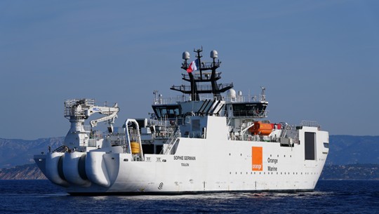Soyez notre invité à bord de notre navire « Le Sophie Germain » , le fleuron de dernière génération de notre flotte de navires câbliers, dans le cadre exceptionnel de la base Orange Marine de la Seyne-sur-Mer